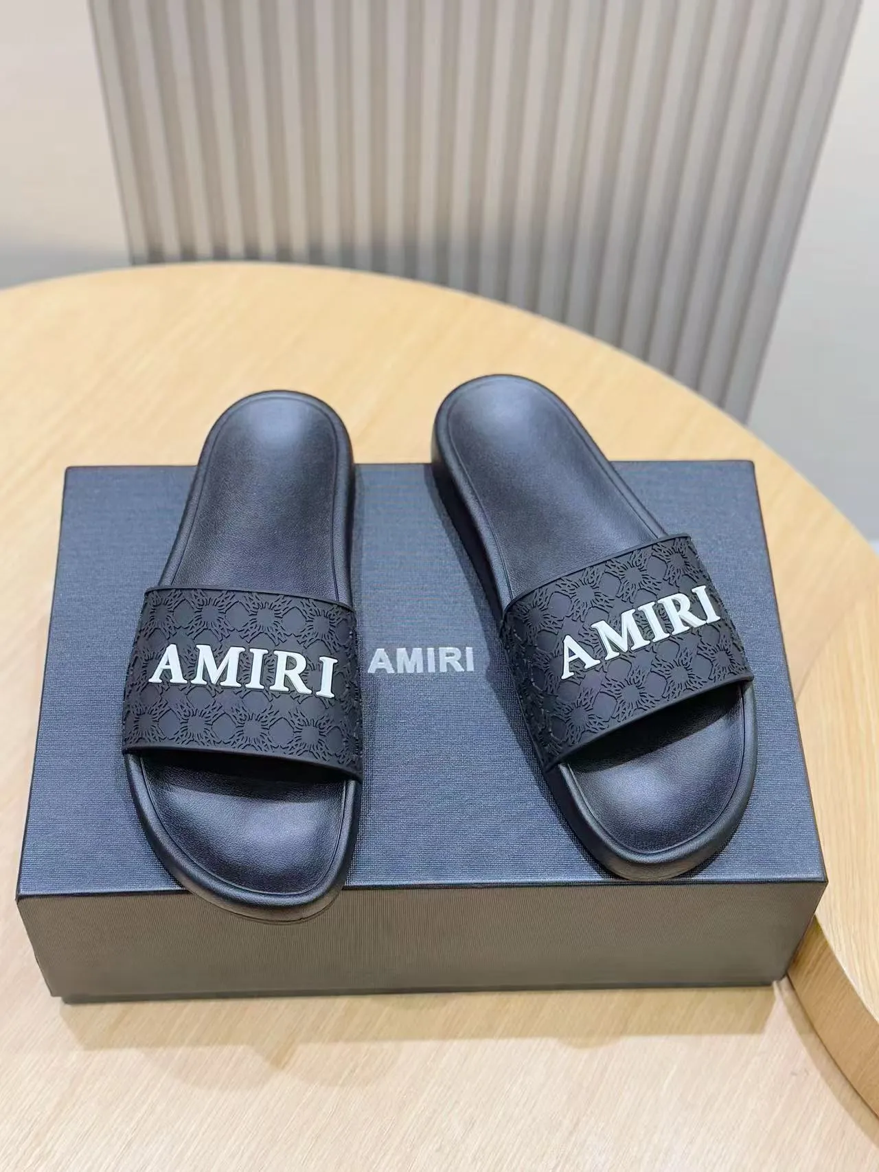 [AMIRI* Emil] P: 300💰 Size: 39-45 Official website new original 1:1 AMIRI* Emil classic men's slippers, high-end boutique, original material, TPU upper, foam bottom, fine workmanship, casual, loose and comfortable, a must-have in summer.